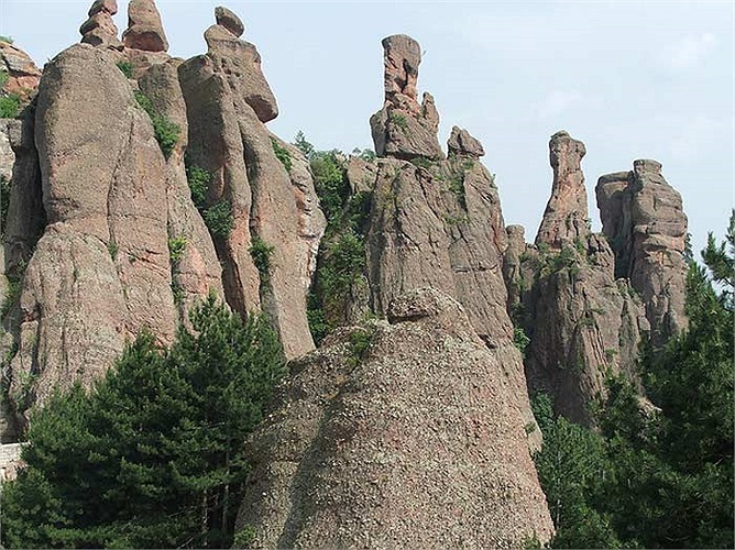 Nó nằm kề bên thị trấn Belogradchik cùng tên với dân số khoảng 7.000 người.