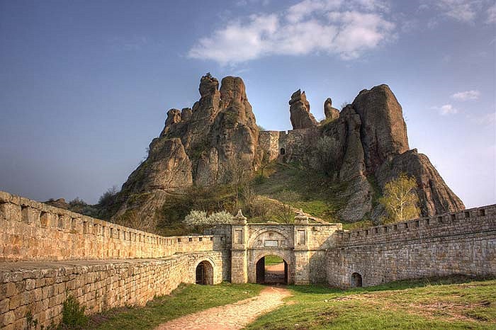 Khu vực Balkan rất nổi tiếng với những truyền thuyết và huyền thoại từ thời trung cổ, trong đó có rất nhiều câu chuyện về tòa thành đá Belogradchik này.