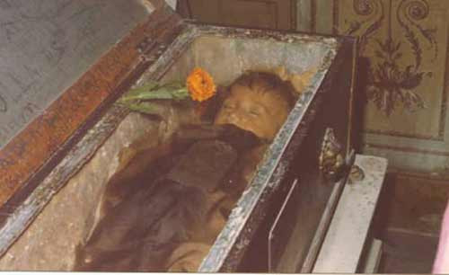 Xác của Rosalia được bảo quản trong hầm mộ Capuchin ở Palermo (Italy)