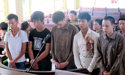 Bị đâm chết sau khi dừng xe xem tai nạn giao thông