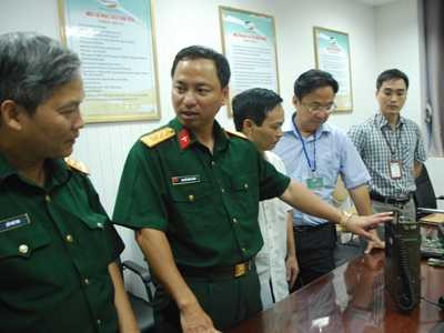 Viện trưởng Viện Nghiên cứu & Phát triển Viettel, thượng tá Nguyễn Đình Chiến (thứ 2 trái sang) đang giới thiệu các thiết bị.