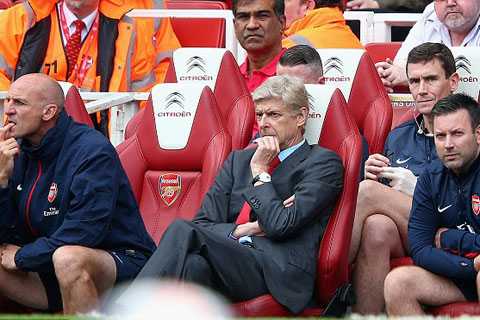 arsene wenger trên ghế chỉ đạo