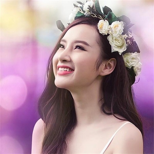 Sau hàng loạt scandal ồn ào showbiz, Angela Phương Trinh xuất hiện trong loạt ảnh ngoan hiền lạ.