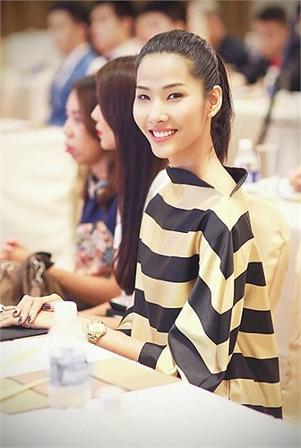 Hoàng Thùy khoe vẻ hồn nhiên.