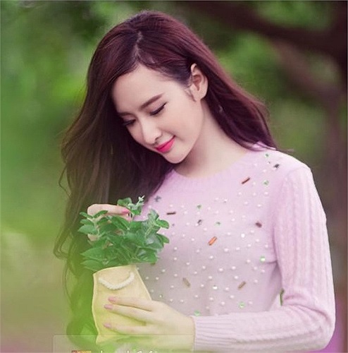 Một Angela Phương Trinh sống đúng tuổi, không bự son phấn và những bộ cánh mỏng manh.