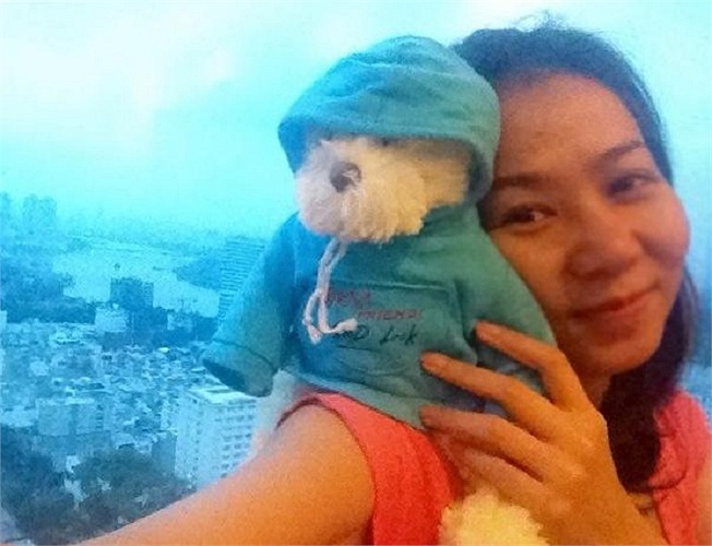 Thu Minh bên chú thú bông đáng yêu.