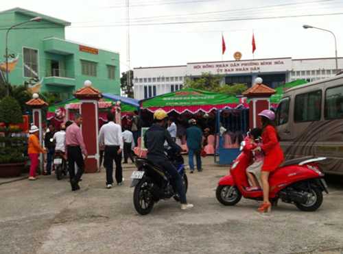  Tiệc cưới của con trai Bí thư Đảng ủy phường Bình Hòa được tổ chức ngay tại trụ sở làm việc cho hàng trăm khách. Ảnh: Tan Go La