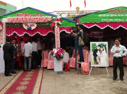 Bí thư Đảng ủy phường Bình Hòa cùng thông gia đón tiếp khách dự tiệc. Ảnh: Tan Go La