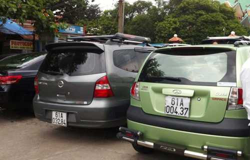 Nhiều xế hộp đến ăn tiệc đậu tràn lan trước trụ sở Đảng uỷ phường.