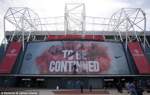 Tấm Poster treo ở Old Trafford