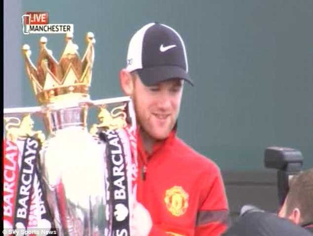 Rooney nâng cúp vô địch