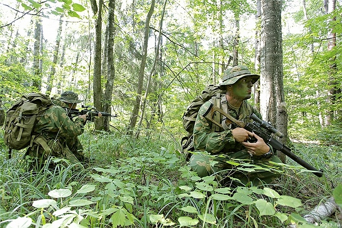 Bắt đầu buổi luyện tập bằng việc hành quân 5km trong rừng