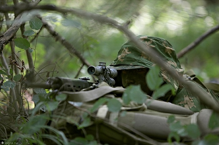 Căng mắt tìm kiếm mục tiêu