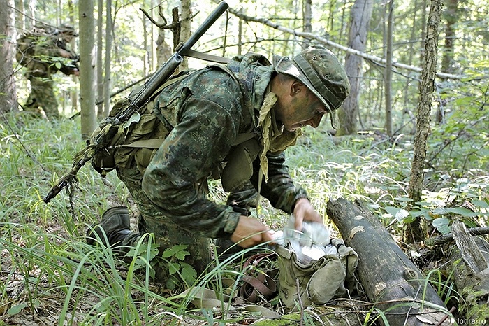 Các chiến binh còn phải luyện tập băng bó, sơ cứu cho đồng đội khi bị thương