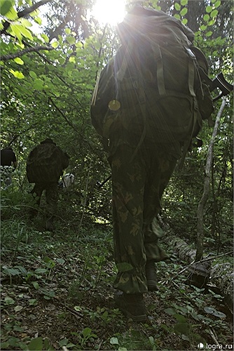 Di chuyển nhẹ nhàng và kín đáo trong rừng