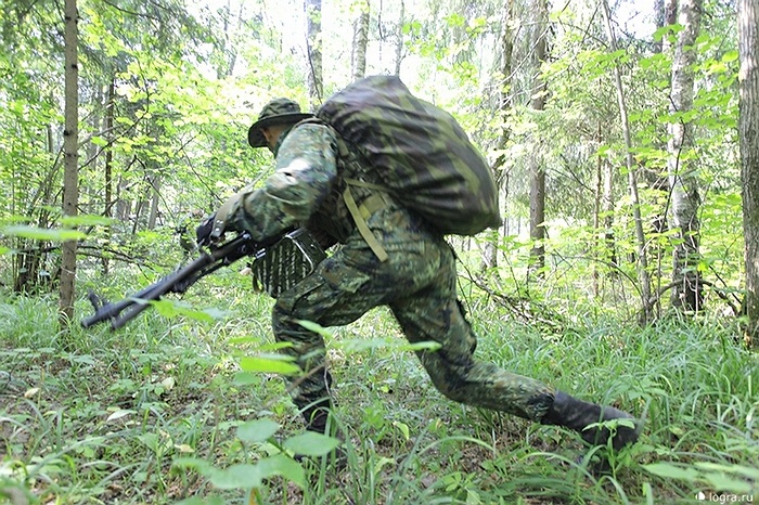 Mang trên người chiếc balo nặng 25kg hành trang và vũ khí