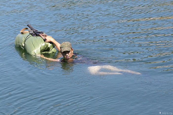 Vừa bơi, các binh sĩ phải vừa quan sát tình hình bờ bên kia