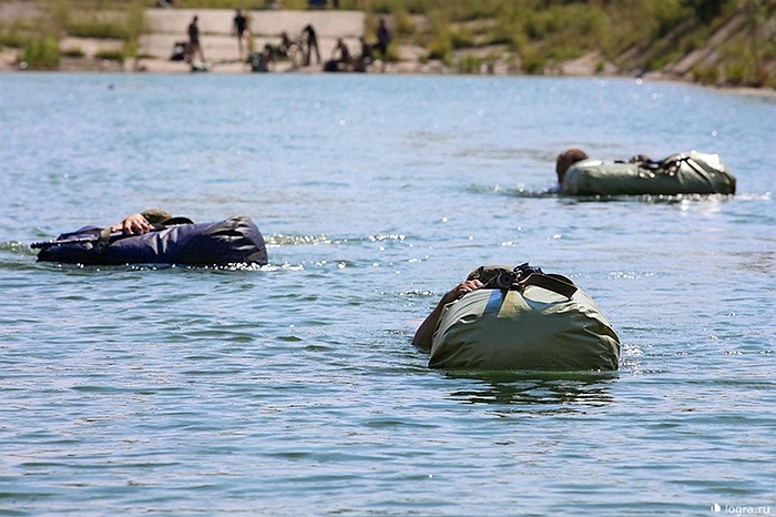 Bơi qua sông với túi quân trang bọc kín