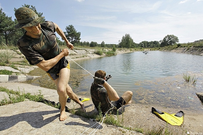 Sau khi tiếp cận bờ bên kia, nếu mọi thứ đều ổn họ sẽ dùng dây hỗ trợ đồng đội vượt sông