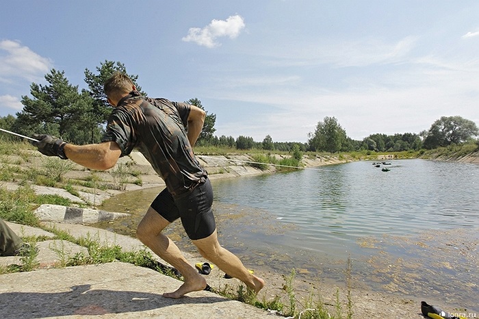 Sau khi tiếp cận bờ bên kia, nếu mọi thứ đều ổn họ sẽ dùng dây hỗ trợ đồng đội vượt sông