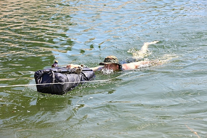 Sau khi tiếp cận bờ bên kia, nếu mọi thứ đều ổn họ sẽ dùng dây hỗ trợ đồng đội vượt sông