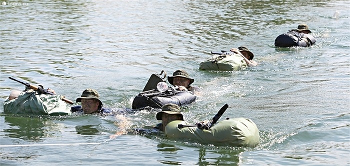 Các binh sĩ trước khi kết thúc bài huấn luyện cuối