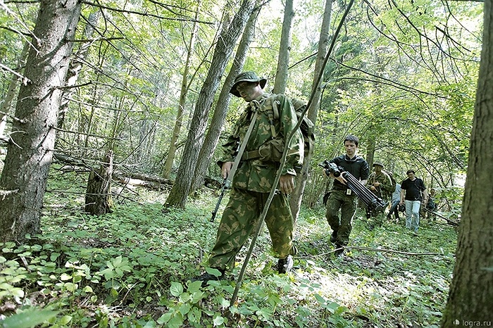 Họ di chuyển với tốc độ chỉ 1-1.5km/h và cứ di chuyển 250m thì dừng lại kiểm tra xung quanh và liên lạc với trung tâm chỉ huy