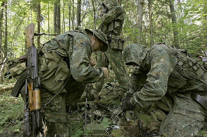 Các binh sĩ đổ chất lỏng màu đỏ vào các bao cao su trước khi tập kích