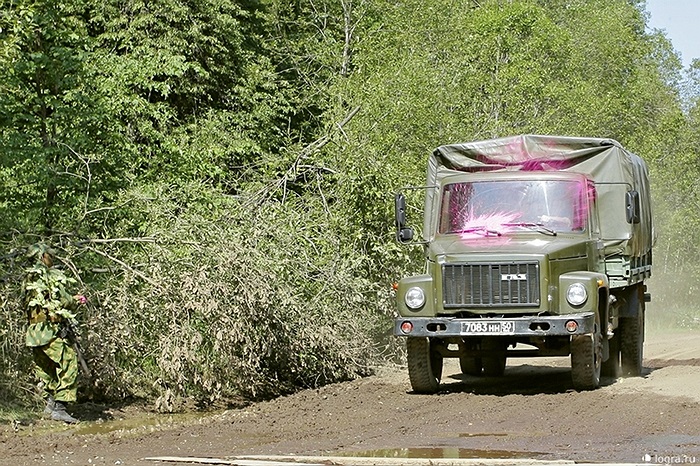 Dùng nước màu tấn công xe đối phương giả định