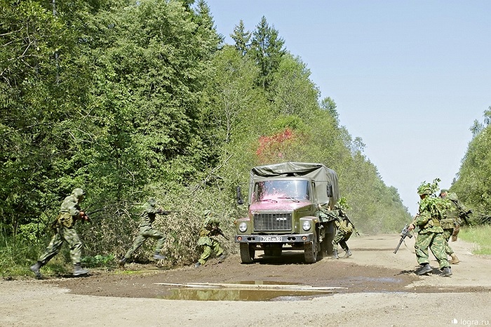 Tất cả chỉ được diễn ra dưới 1 phút kể từ lúc tấn công cho đến khi khống chế hoàn toàn và bắt giữ con tin trong xe