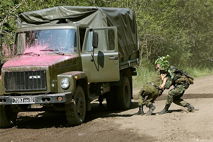 Bắt con tin đưa vào khu vực an toàn