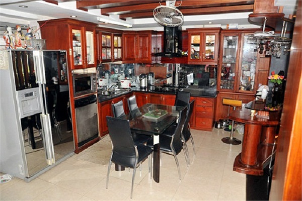 Vì khá cầu toàn nên phải 2 năm sau đó anh mới có thể chính thức làm lễ tân gia.