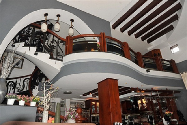 Mặc dù vậy, ngôi biệt thự bị đánh giá là thiếu tinh tế trong việc bài trí và sử dụng nội thất.