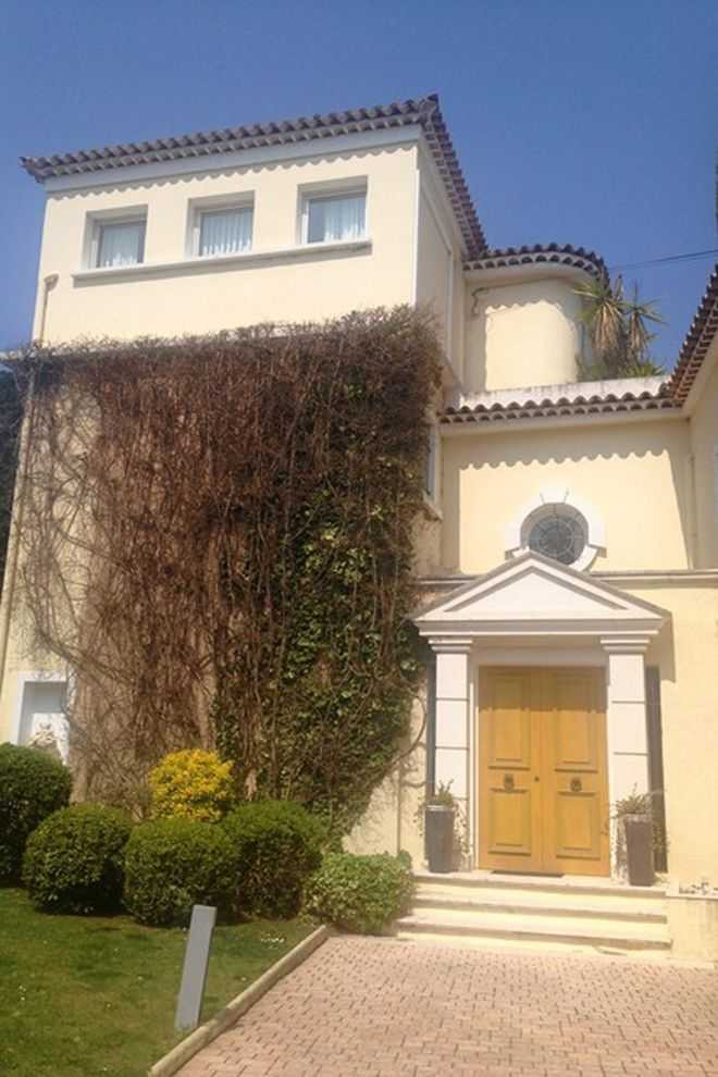 Wall Street Journal và New York Times dẫn nguồn tin giấu tên cho biết, biệt thự trị giá 3,5 triệu USD có thể là bằng chứng tham nhũng chống lại ông Bạc trong phiên tòa xét xử ông vào 22/8.