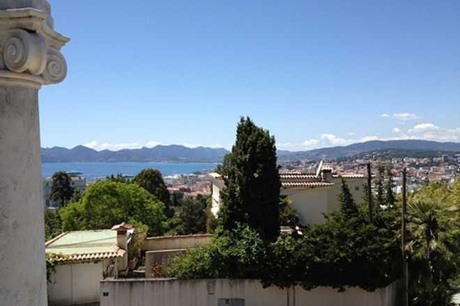 Tòa biệt thự hướng ra Địa Trung Hải. Tài liệu phía Pháp cho thấy, doanh nhân người Anh Neil Heywood, người mà bà Cốc Khai Lai sát hại ở Trùng Khánh năm 2011, là một trong 3 người từng quản lý tòa biệt thự. Đến tháng 5/2011, một phụ nữ người Anh gốc Trung Quốc đã thay thế Heywood.