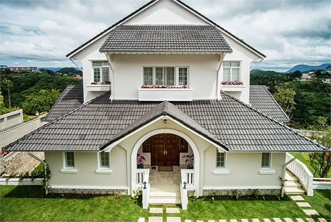 Chủ nhân, đồng thời là chủ đầu tư của dự án biệt thự này, bà Lê Ngọc Khánh Tâm, bắt đầu mua dần từng lô đất nhỏ ở Đà Lạt vào năm 2007. Hai năm sau, bà tích tụ đủ diện tích đất và bắt tay thực hiện dự án. Bà Tâm là người Đà Lạt gốc, muốn xây nhà ở nhữ