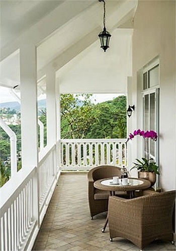 Biệt thự 3 tầng này có mái hiên ở mỗi tầng, tạo thành nơi thư giãn và ngắm cảnh lý tưởng. 