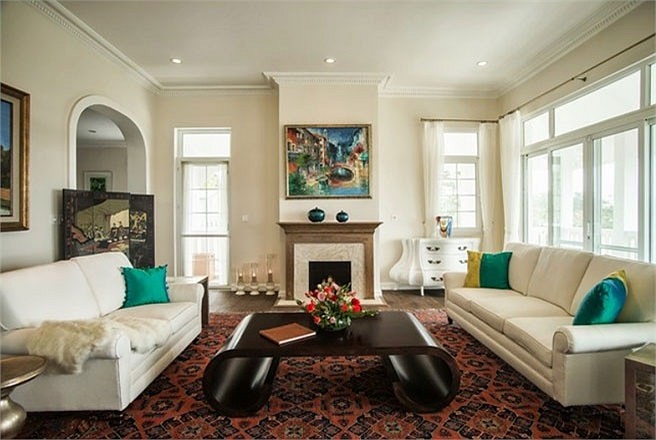 Bà Tâm dự kiến xây tổng cộng 7 biệt thự trên khu đất rộng hơn 1 hecta này. Đây là căn đầu tiên của dự án. 4 biệt thự tương tự khác đã xong phần móng, và khoảng 9 tháng nữa thì sẽ hoàn tất. Vợ chồng bà Tâm sống trong biệt thự đầu tiên này.