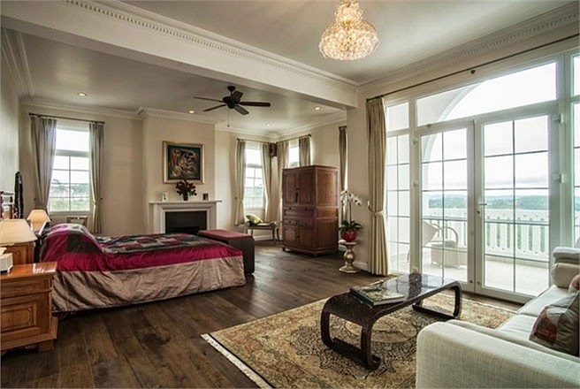 Căn biệt thự có tổng diện tích sàn vào khoảng 605 m2, 4 phòng ngủ, 8 phòng tắm, và một phòng dành cho người giúp việc. Phòng ngủ chính chiếm toàn bộ tầng trên cùng của biệt thự .