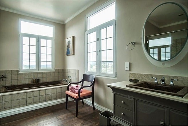 Đây là một phòng tắm dành cho quý bà trong phòng ngủ chính của biệt thự, với sàn lát gỗ sồi nhập khẩu từ Mỹ. 