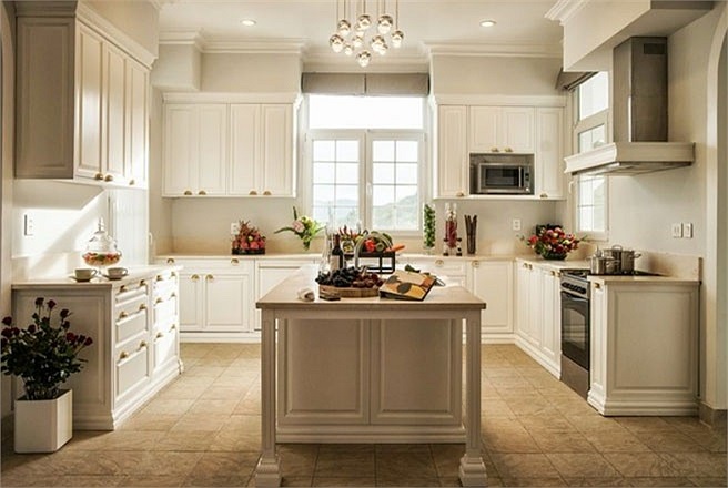 Gian bếp thoáng gọn, đẹp mắt với sàn và kệ lát đá nhập khẩu từ châu Âu. 