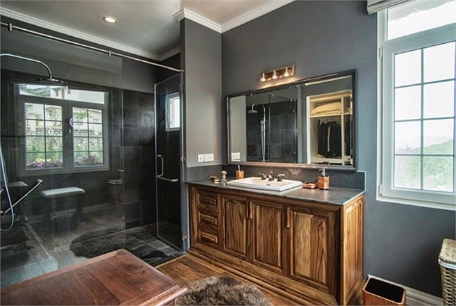 Biệt thự này nằm gần dinh Bảo Đại, và cách sân bay Liên Khương 29 km. 