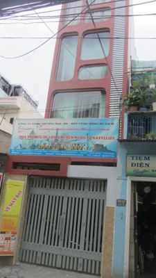Trụ sở hoành tráng của Travel life ở TP.HCM sáng 18/6 cửa đóng, then cài