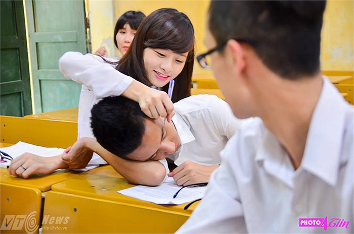 Những bạn gái trong lớp cũng không thiếu những trò đùa ngộ nghĩnh