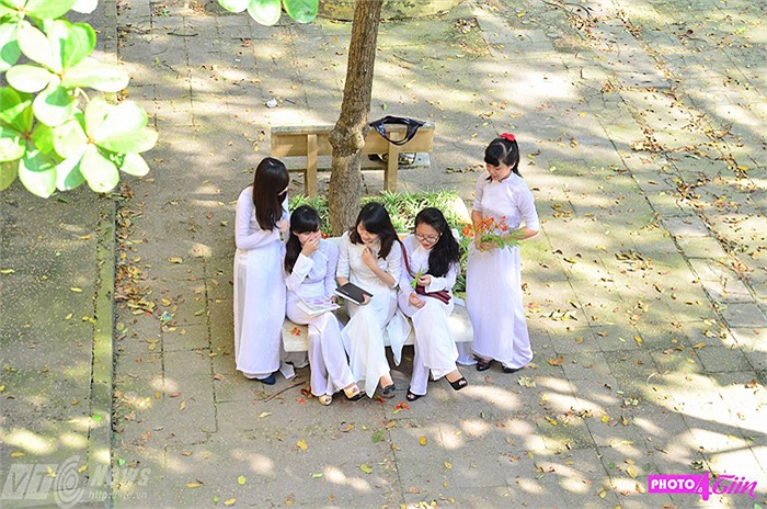 Nhớ những giờ ra chơi túm năm tụm ba trên sân trường