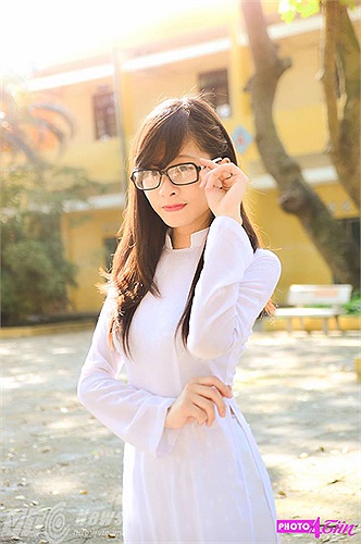 Những cô gái trường THPT Nguyễn Gia Thiều xinh xắn trong tà áo dài trắng