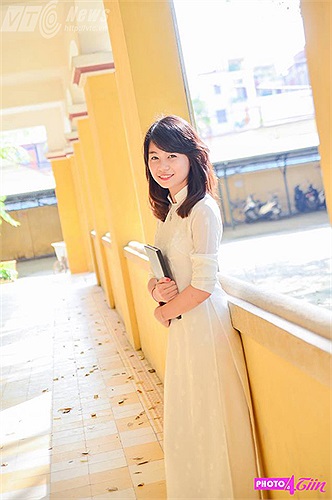 Thướt tha trong tà áo dài học trò nơi hành lang lớp học