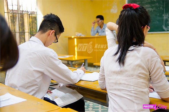Các bạn học sinh trường THPT Nguyễn Gia Thiều đã lên ý tưởng công phu cho bộ ảnh của mình bằng việc chụp những bức ảnh có nội dung liên kết với nhau, kể về câu chuyện của một lớp học nhí nhố, nghịch ngợm và rất đáng yêu với những chiêu quay bài tinh 