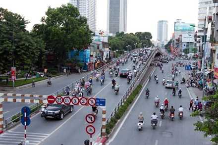 Thứ trưởng Bộ Xây dựng Nguyễn Đình Toàn cho rằng các thành phố lớn đang bằng lòng với hệ thống cầu vượt nhẹ (trong ảnh là cầu vượt Tây Sơn - Chùa Bộc ở Hà Nội). 