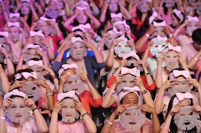 1.213 người tham gia đắp mặt nạ lên mặt để lập kỷ lục Guinness ở Đài Bắc, Đài Loan, Trung Quốc